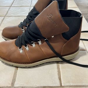 Mens Size 12, DANNER Boots Like New